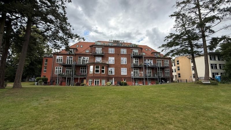 Gro&szlig;z&uuml;gige 2-Zimmer-Wohnung mit Parkett, Balkon und Seeblick zu mieten!
