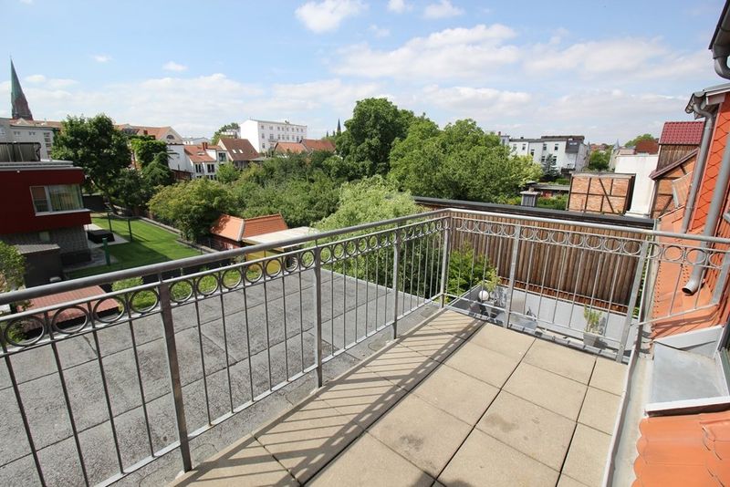 2 Zimmer-Wohnung mit Einbauk&uuml;che und Dachterrasse in der Schelfstadt zu mieten!