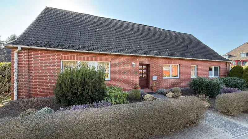 Gro&szlig;z&uuml;giges Einfamilienhaus mit gro&szlig;em Grundst&uuml;ck und Nebengeb&auml;ude zu kaufen!