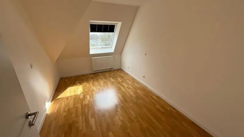 Großzügige 4-Zimmer-Wohnung mit Parkett, 2 Balkone und Seeblick zu mieten! - Photo 1