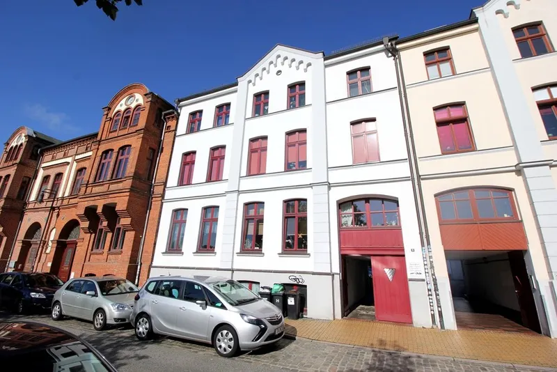 Ger&auml;umige 3 Zimmer-Wohnung mit Dielen und Balkon am Platz der Jugend zu mieten!
