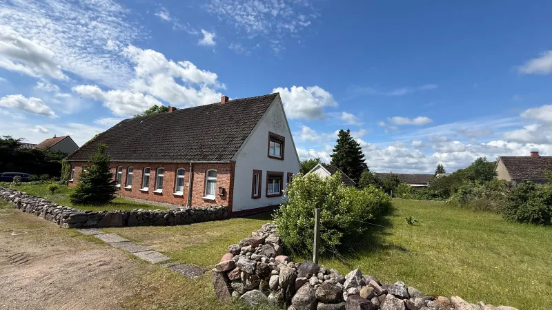 Sanierungsbed&uuml;rftiges Bauernhaus mit gro&szlig;em Grundst&uuml;ck in Tramm zu kaufen!