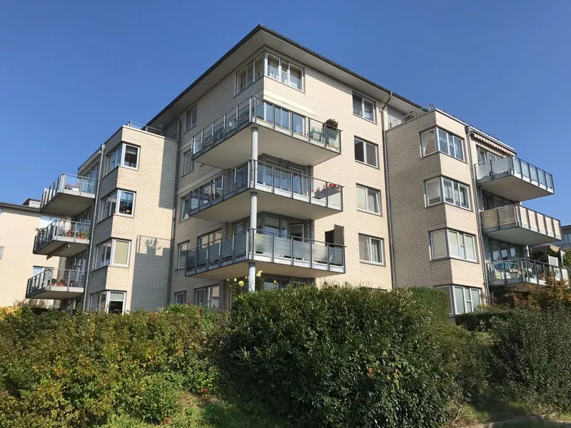 Großzügige 3-Zimmer-Wohnung mit Terrasse und Seeblick zu mieten! - Photo 1