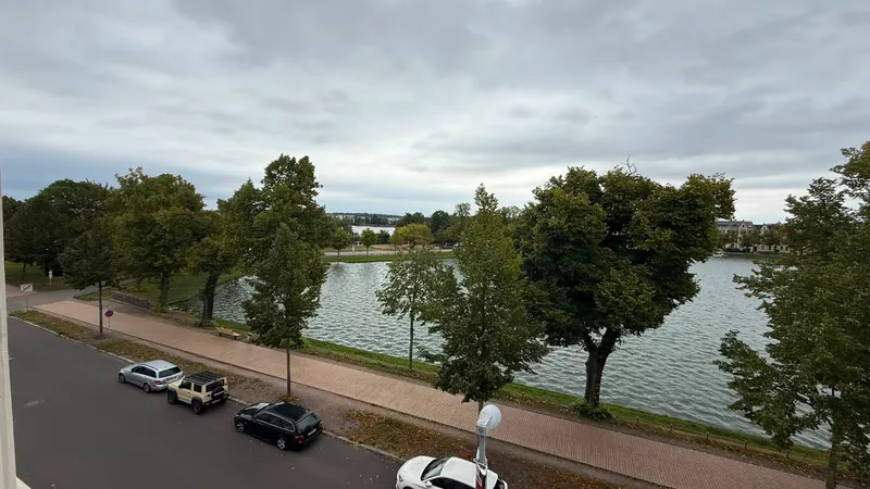 Gro&szlig;z&uuml;gige und frisch renovierte 3-Zimmer-Wohnung mit Dachterrasse am Pfaffenteich zu mieten!