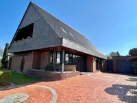 Haus mit Garageneinfahrt
