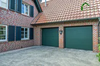 Außenansicht mit Garage