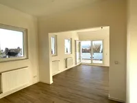 Wohn-Essbereich mit Zugang zum Balkon.