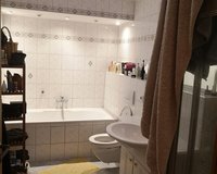 Wohnung 12, Badezimmer mit Wanne und Dusche