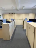 Weiterer Büroraum mit Arbeitsplätzen