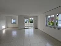 Blick durch das Wohnzimmer zum Balkkon