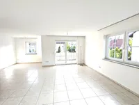 Blick durch das Wohnzimmer zum Balkon