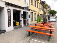 Außenplätze vor dem Gebäude