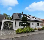 Haus mit Carport von vorne_