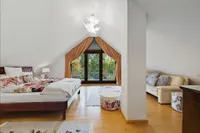 Liebevoll gestaltetes Schlafzimmer, mit Balkon