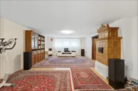 Großes Zimmer im Souterrain mit großen Fenstern (keine Wohnfläche)