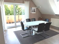 Essbereich im Obergeschoss mit Zugang zum Balkon