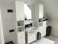 modernes Badezimmer im Obergeschoss