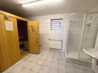 Sauna mit großer Dusche