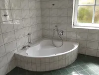 Moderne Eckbadewanne EG