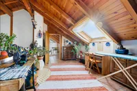 breiter Flur mit Arbeitsplatz im Dachgeschoss