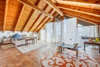 Studio mit großer Fensterfront