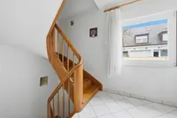 Treppenhaus mit Vollholz-Treppe