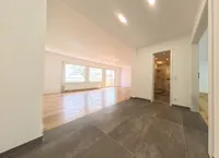 Blick von der Diele in Bad und Wohnzimmer