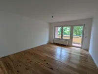 Blick durch das Wohnzimmer zum Balkon