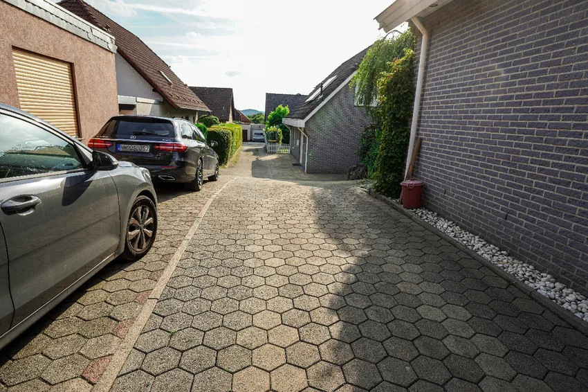 Weitere Parkfläche vor dem Haus