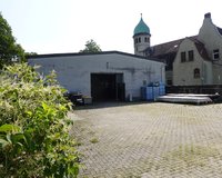 Ca. 200 m² gepflasterte Fläche vor der Halle