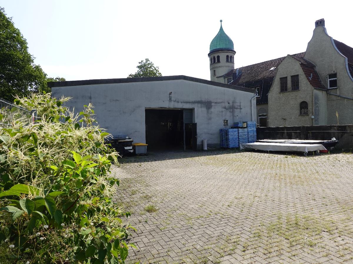 Ca. 200 m² gepflasterte Fläche vor der Halle