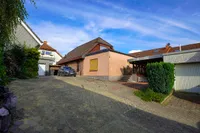 Zugang zum Haus und Garage