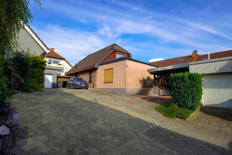 Zugang zum Haus und Garage