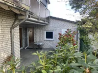 Seitliche Terrasse und Zugang zur Garage