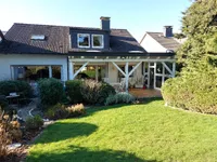 Blick auf die große und überdachte Terrasse