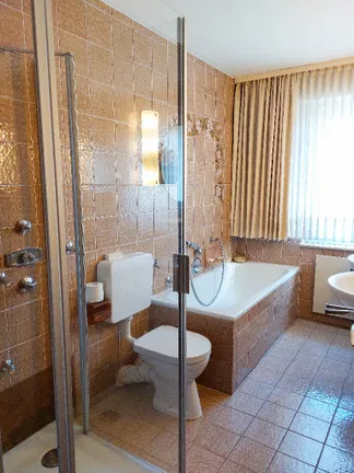 Das Bad mit Glasduscheim EG