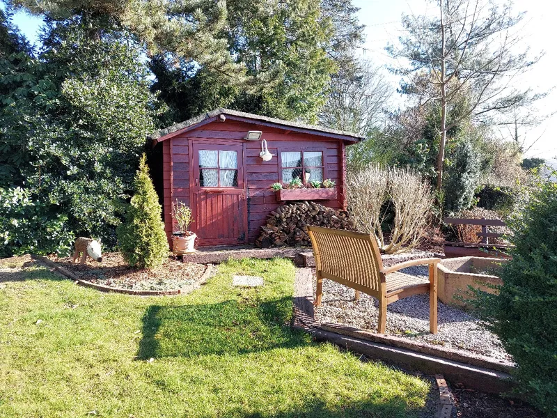 Die Gartenhütte mit zusätzlichem Sitzplatz