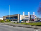 Zufahrt zum Bürohaus in guter Sichtlage