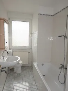 Tageslichtbad mit Badewanne