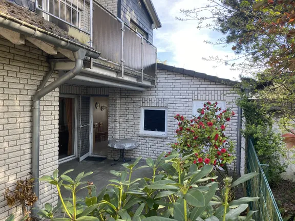 Seitliche Terrasse und Zugang zur Garage