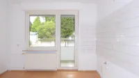 Küche mit Balkonzugang