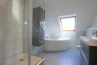 Badewanne und Dusche