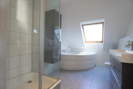 Badewanne und Dusche