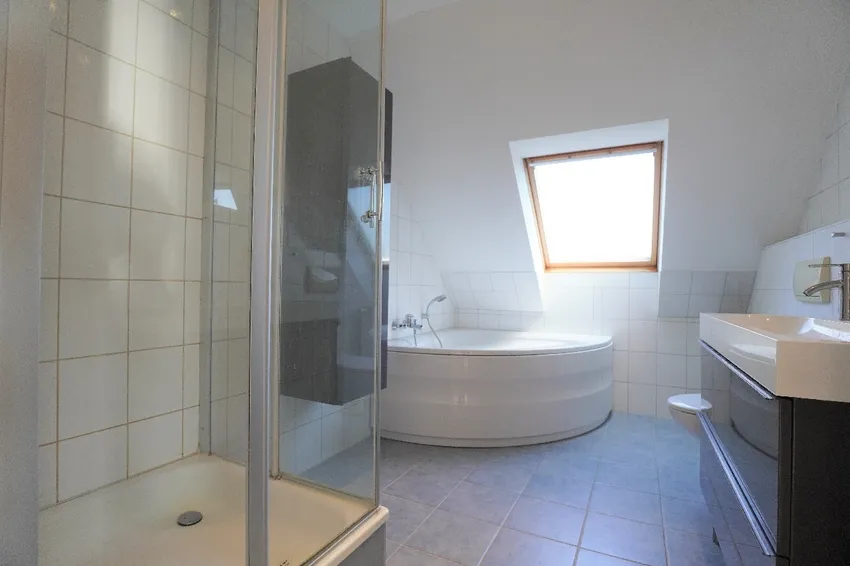 Badewanne und Dusche