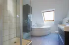 Badewanne und Dusche