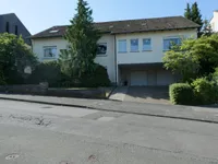 Hausvorderseite mit Zufahrt