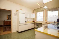 Küche mit Durchgang zum Esszimmer