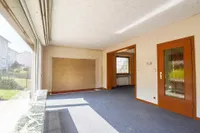 Offener Wohnbereich mit Terrassenzugang