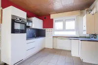 Der Küchenbereich mit Einbauküche