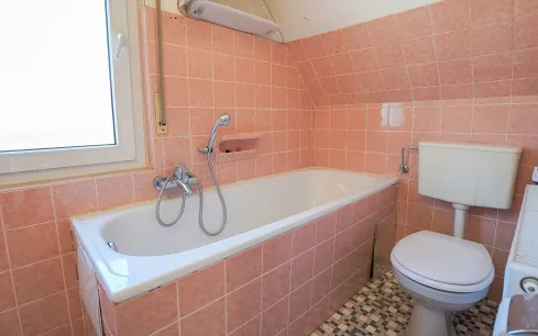 Das Tageslichtbad (ca. 3 m²) im DG